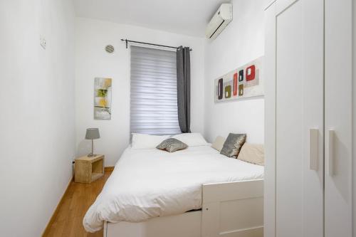 ローマにあるNavona & Pantheon Cozy Apartmentの白いベッドルーム(ベッド1台、窓付)