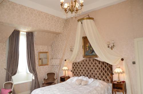 - une chambre avec un grand lit à baldaquin dans l'établissement Chateau d'Urbilhac, à Lamastre