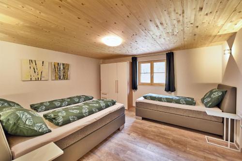 Zimmer mit 2 Betten in einem Haus in der Unterkunft Arlberg Öko Ferienwohnungen in Innerbraz