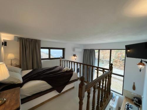 una camera con letto e balcone di Hersonissos Andros a Gavrio