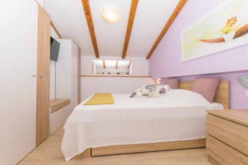 Postel nebo postele na pokoji v ubytování Spacious holiday home Guran