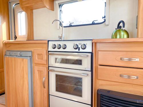 StayZo Countryside Caravan with View - Free Wi-Fi in the Chiltern Hills