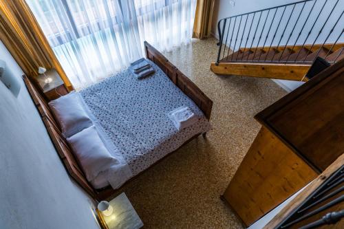 an overhead view of a bed in a room at Agriturismo Dai Gobbi in Fara Vicentino