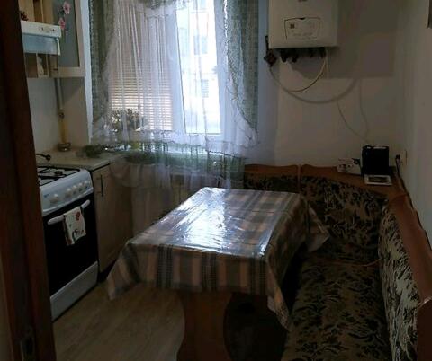 een keuken met een tafel in het midden van een kamer bij 2 кімнатна квартира Трускавець,поруч центр та Дельфінарій in Truskavets