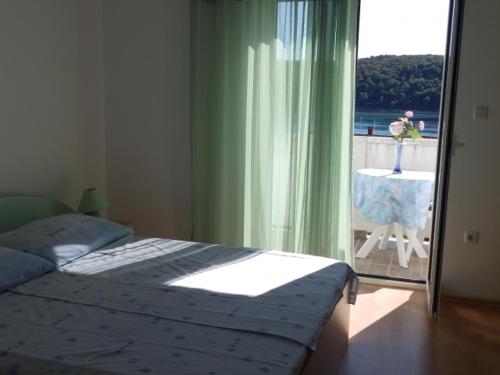 Posteľ alebo postele v izbe v ubytovaní Apartment in Kampor with sea view, terrace, air conditioning, Wi-Fi (4610-4)