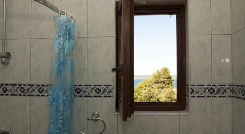 Ένα μπάνιο στο Apartment in Ždrelac with sea view, balcony, air conditioning, Wi-Fi (4561-1)
