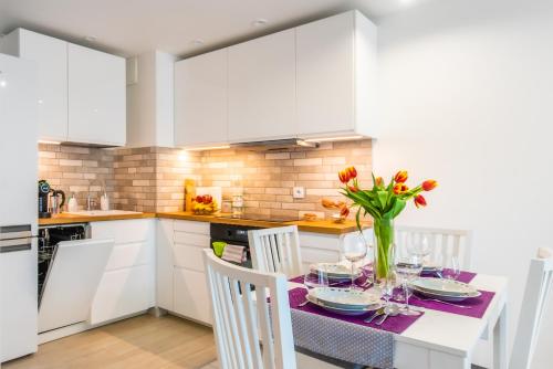 Kuchyňa alebo kuchynka v ubytovaní Bella Casa Premium Apartment - 30 Pszczelna