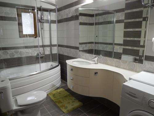 Ένα μπάνιο στο Sofia Apartments