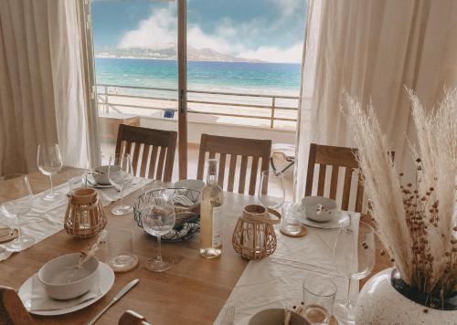 een eettafel met uitzicht op de oceaan bij ☆TRAUMHAFTE LAGE, DIREKTER STRANDZUGANG, 6 GÄSTE☆ in Alcudia