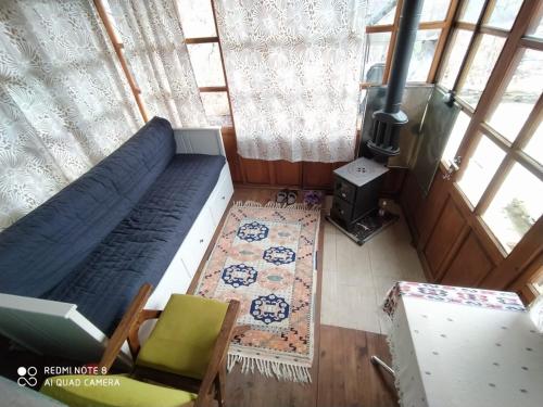 an overhead view of a room with a bed and a stove at TORRHEBİA DAĞ EVİ in Odemis