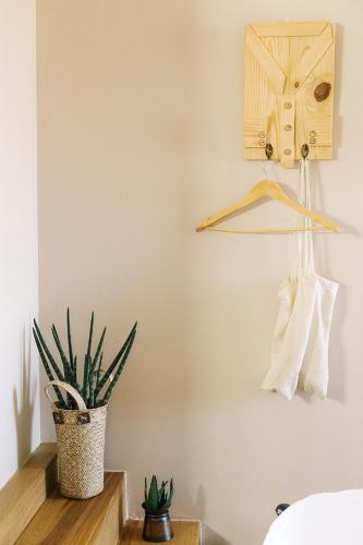 a bedroom with a plant on a table and a shelf at Saint Anna Acre in Acre