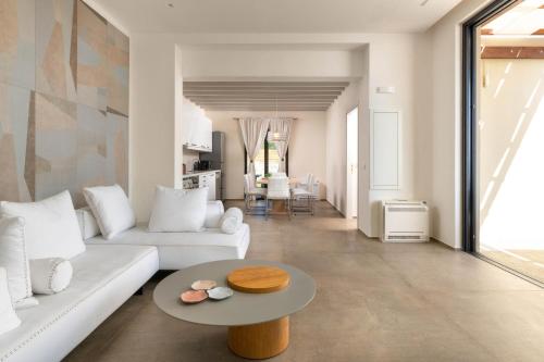 Una sala de estar con un sofá blanco y una mesa. en South Key Villa, en Pefki