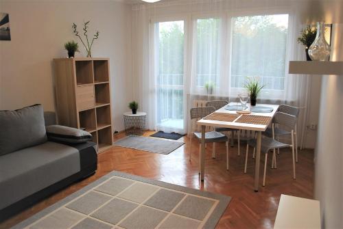 uma sala de estar com uma mesa e um sofá em Apartament Wiosenny 52m2 Kłodzko em Kłodzko