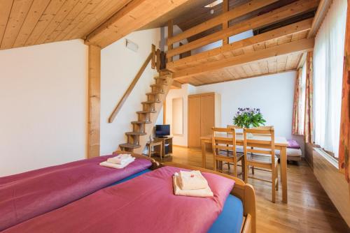 En eller flere senge i et værelse på Hotel Alpenrose beim Ballenberg