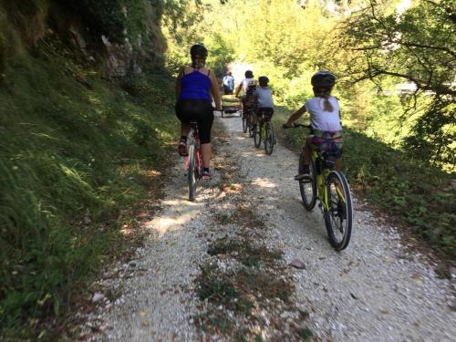 un grupo de personas montando bicicletas por un sendero en La Locanda del Collaccio, en Preci