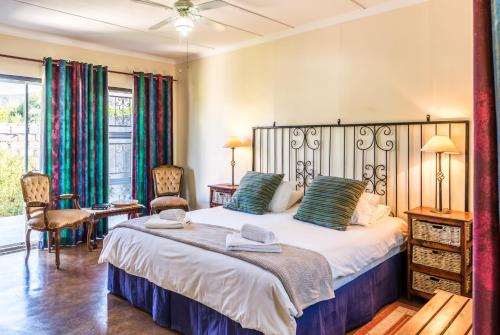1 dormitorio con 1 cama grande en una habitación en Karoo Lodge, en Prince Albert