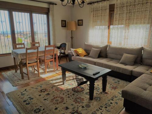 - un salon avec un canapé et une table dans l'établissement Vivienda vacacional El Prau, à Villahormes