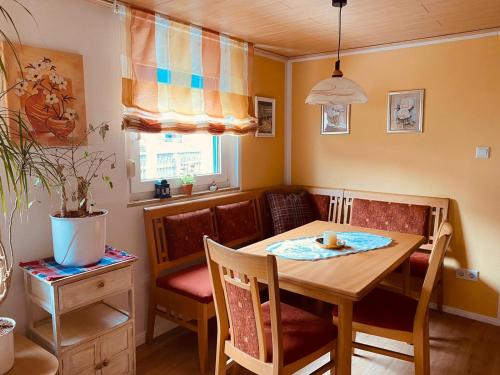 - une salle à manger avec une table et des chaises en bois dans l'établissement Gästehaus Lang, à Wunsiedel