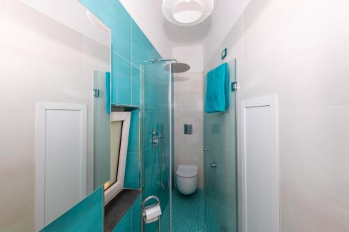 Ванна кімната в VILLA LA TAGLIATA spectacular jacuzzi tub amazing view and private parking garage