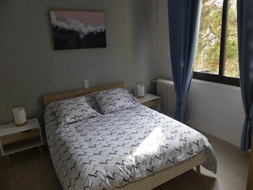 - une chambre avec un lit et une fenêtre dans l'établissement BEL APPARTEMENT TYPE F3, à Amélie-les-Bains-Palalda