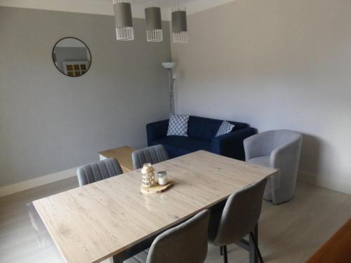 une salle à manger avec une table et des chaises en bois dans l'établissement BEL APPARTEMENT TYPE F3, à Amélie-les-Bains-Palalda