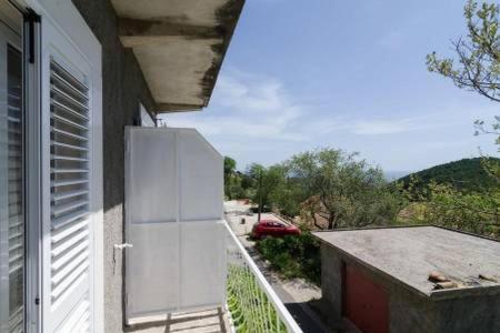 Pemandangan gunung umum atau pemandangan gunung yang diambil dari apartmen