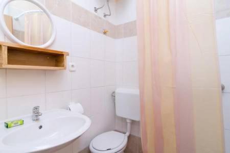 Bilik mandi di Apartments Felix