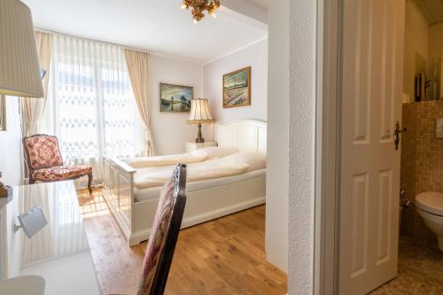 Ένα ή περισσότερα κρεβάτια σε δωμάτιο στο Romantisches Hotel zur Post