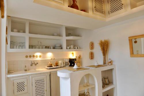 une cuisine avec des placards blancs et un comptoir dans l'établissement Riad Dar Jabel, à Marrakech
