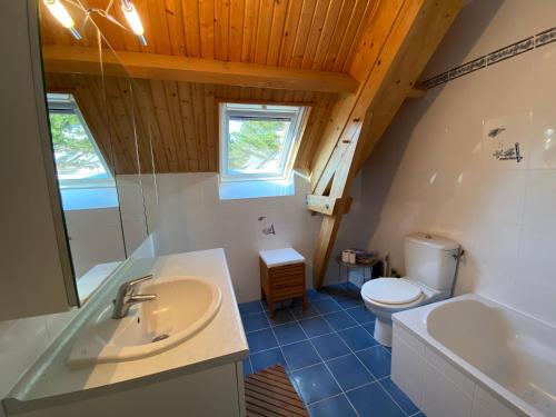 a bathroom with a sink and a toilet at REF 023 Maison avec internet pour six personnes proche des sentiers côtiers du Golfe in Sarzeau