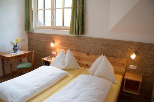 Tempat tidur dalam kamar di Ferienhof Rinnergut