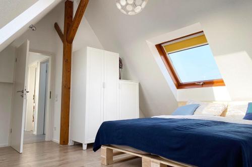 a bedroom with a blue bed and a window at Gemütliche 2 Zimmerwohnung mit TV und WLAN in Wendlingen am Neckar