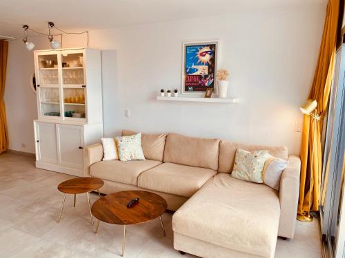 sala de estar con sofá y mesa en Exclusive bungalow with stunning Sea Views by 75Steps, en Maspalomas