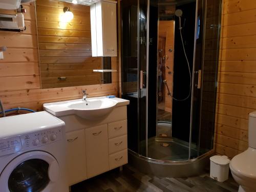 ห้องน้ำของ Gites de La Croisée des Chemins - Piscine Chauffée - Spa, Hammam et Sauna