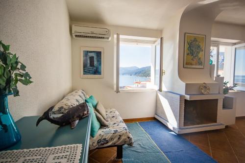 A seating area at Casa Fendemare, vista sul golfo IUNQ2620