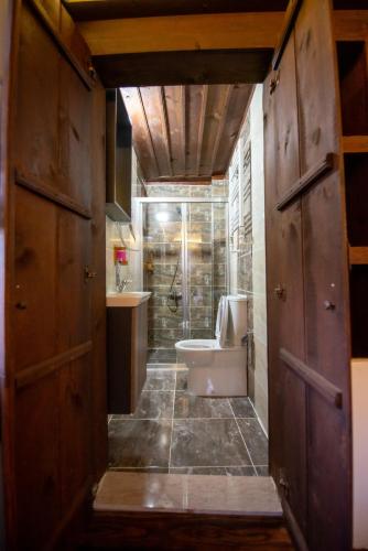 a bathroom with a tub and a toilet and a sink at KÜRKÇÜ KONAK in Safranbolu