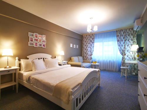 a hotel room with a large bed and a couch at Sudului 810 by MRG Apartments - Spitalul Bagdasar - Spitalul Obregia in Bucharest