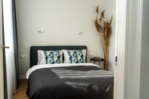 Llit o llits en una habitació de Wonderful Apartment In The Heart Of Kaunas Center
