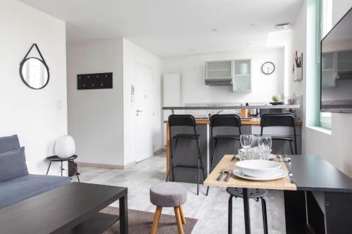 Il comprend un salon et une cuisine avec une table et des chaises. dans l'établissement Le RI-BELLOT de 1 à 4 pers - Lit King Size, à Cognac