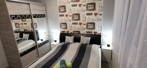 A bed or beds in a room at Sweet&Center Wellness apartman