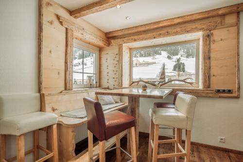 a kitchen with a counter and chairs in a cabin at Fortuna Apart Hotel B&B in Ischgl