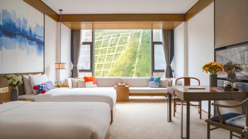 Ένα ή περισσότερα κρεβάτια σε δωμάτιο στο Hotel Indigo Dali Erhai by IHG