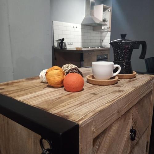 um balcão de madeira com duas laranjas e um copo sobre ele em MAGIA DI MARE em La Spezia