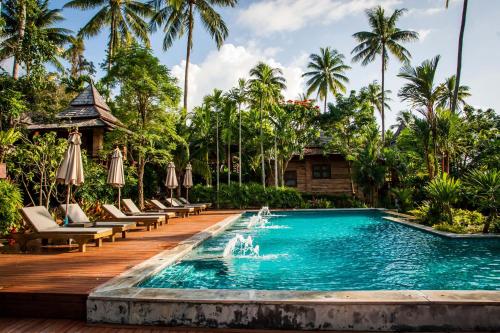 una piscina presso il resort di Aonang Phu Pi Maan Resort & Spa - SHA Extra Plus ad Aonang Beach