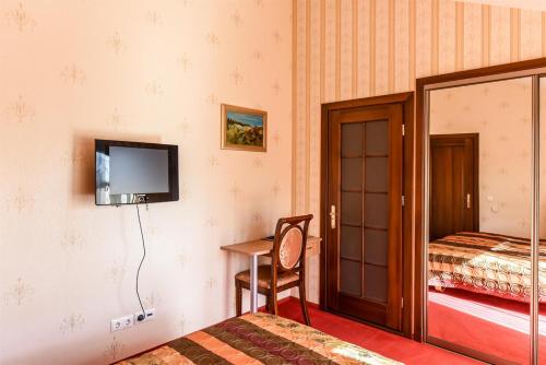 Μια τηλεόραση ή/και κέντρο ψυχαγωγίας στο Villa Regina - Apartment Complex Resort in Šventoji