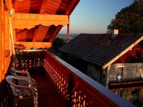 een balkon van een huis met twee stoelen erop bij Lohnerhof in Teisendorf