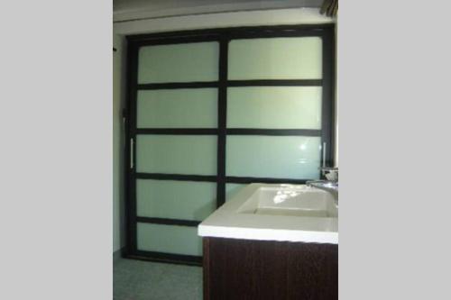 een badkamer met een wastafel en een spiegel bij L'Annexe in Menton