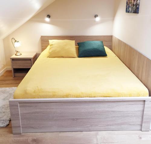 ein Bett in einem Schlafzimmer mit einem großen Bettrahmen in der Unterkunft Apartament Ceglany - centrum, prywatne miejsce parkingowe, klimatyzacja in Kielce