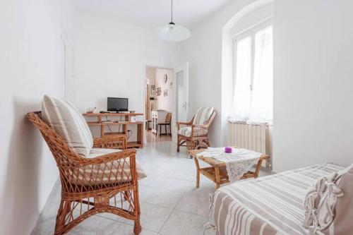 een woonkamer met stoelen en een tafel en een bed bij Casa a Lerici nell'antico borgo in Lerici