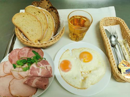 Jídlo v hotelu nebo okolí